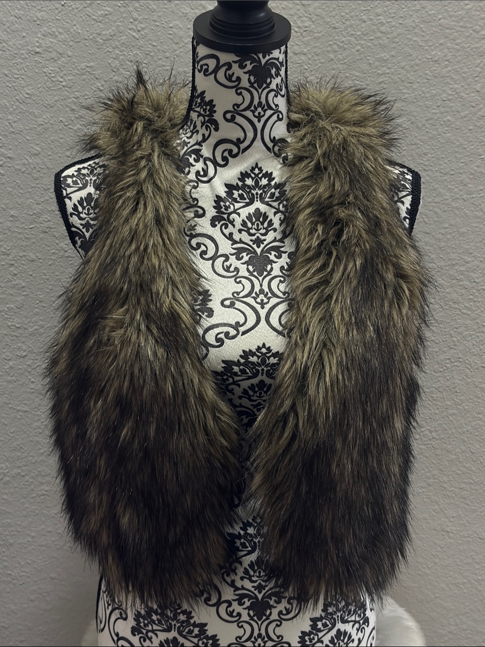 American Eagle Outfitters faux fur vest size medium